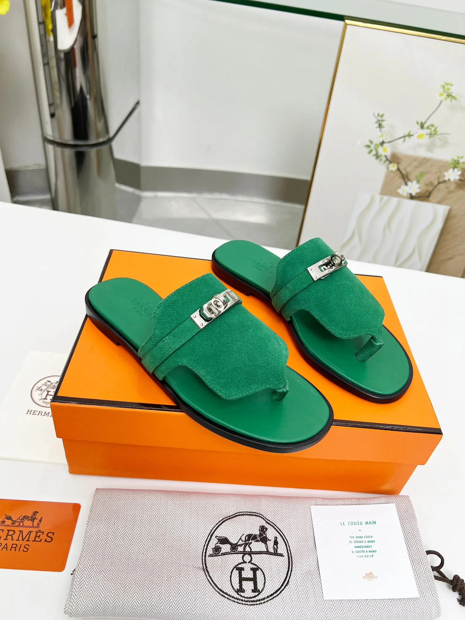 👟👟Ex-factory price 480👟👟 (top version) 👫Hermes ❗️❗️Original purchase and development⚠️ A must-have artifact for daily home, travel and vacation🉑 in spring and summer. High-end quality Code number: 35-40 (41/42 can be customized)